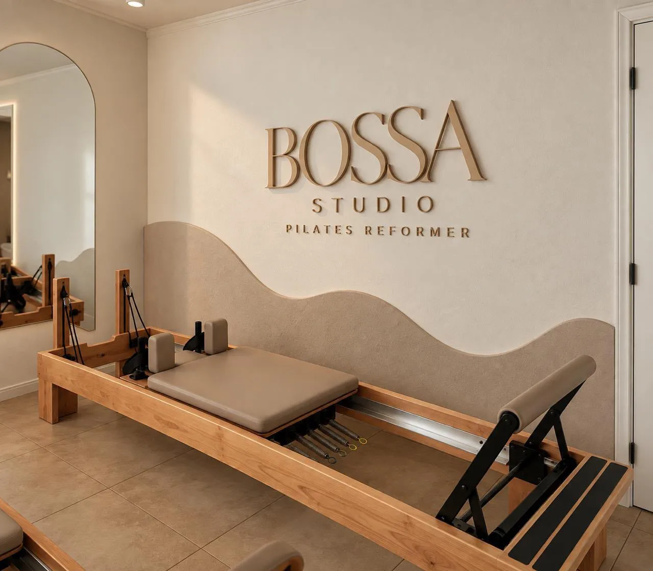 Sala de BOSSA Studio: letrero BOSSA Studio Pilates Reformer sobre un muro con panel ondulado, reformer de madera y espejo en arco